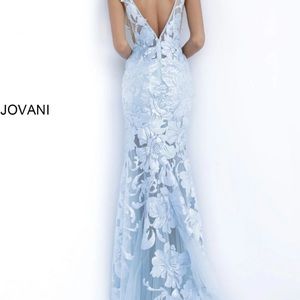 Brand new with tags, never worn prom dress! Willing to negotiate on price!